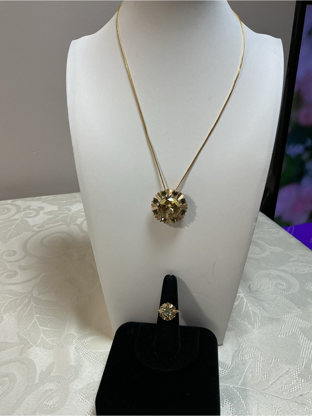 Avon “Sun Brilliants” Yellow Green Gold Tone Pin Pendant Necklace & Ring Set